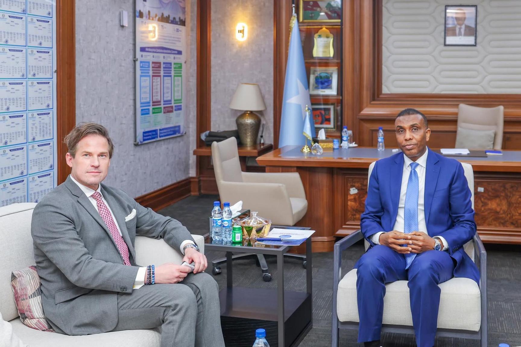 رئيس الوزراء الصومالي يستقبل سفير مملكة السويد لدى الصومال رئيس الوزراء الصومالي يستقبل سفير مملكة السويد لدى الصومال