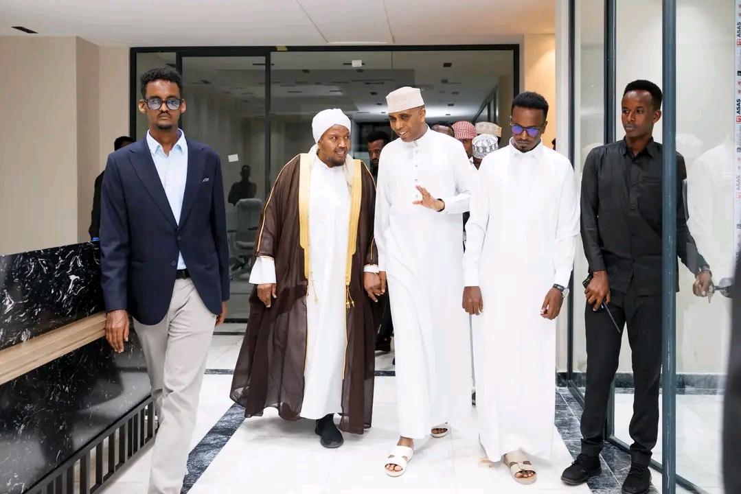 رئيس الوزراء يزور الشيخ عبد الرشيد صوفي رئيس الوزراء يزور الشيخ عبد الرشيد صوفي