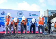 وزير الموانئ يضع حجر الأساس لمشروع طرق جديدة في ميناء مقديشو وزير الموانئ يضع حجر الأساس لمشروع طرق جديدة في ميناء مقديشو