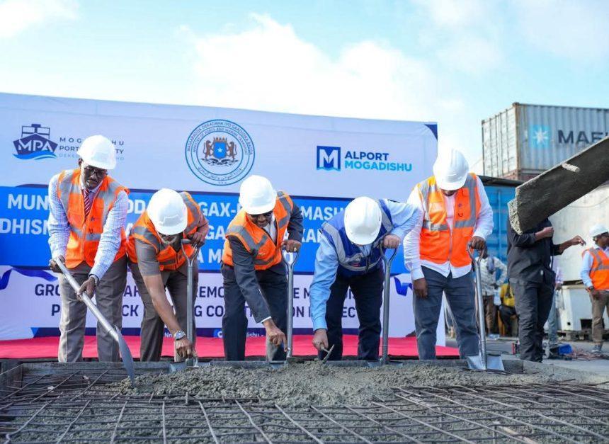 وزير الموانئ يضع حجر الأساس لمشروع طرق جديدة في ميناء مقديشو وزير الموانئ يضع حجر الأساس لمشروع طرق جديدة في ميناء مقديشو