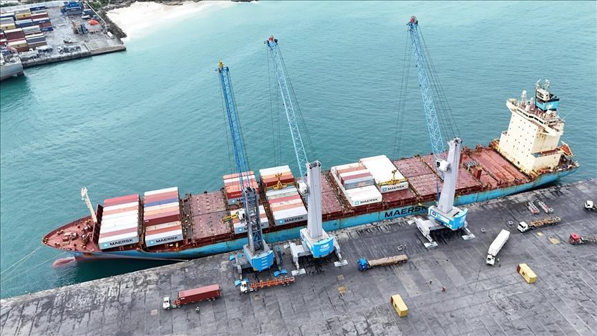 ميناء مقديشو يبدأ العمل على مدار 24 ساعة ميناء مقديشو يبدأ العمل على مدار 24 ساعة