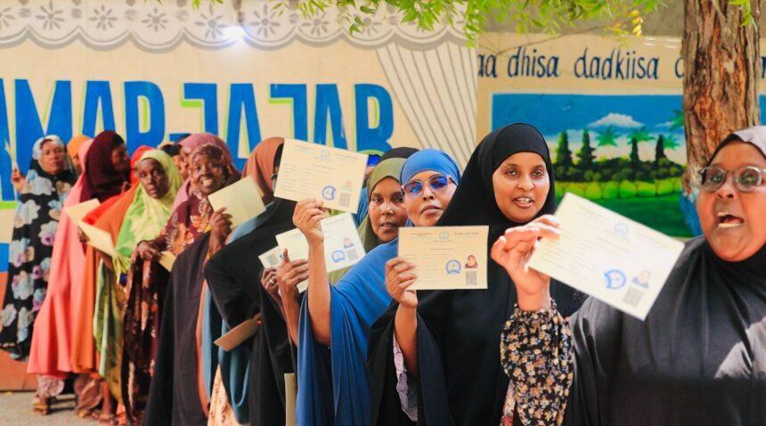 إقبال كبير على استلام بطاقات التصويت استعدادًا للانتخابات المحلية إقبال كبير على استلام بطاقات التصويت استعدادًا للانتخابات المحلية