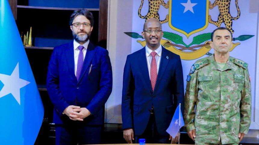 وزير الثروة السمكية يستقبل السفير التركي وزير الثروة السمكية يستقبل السفير التركي