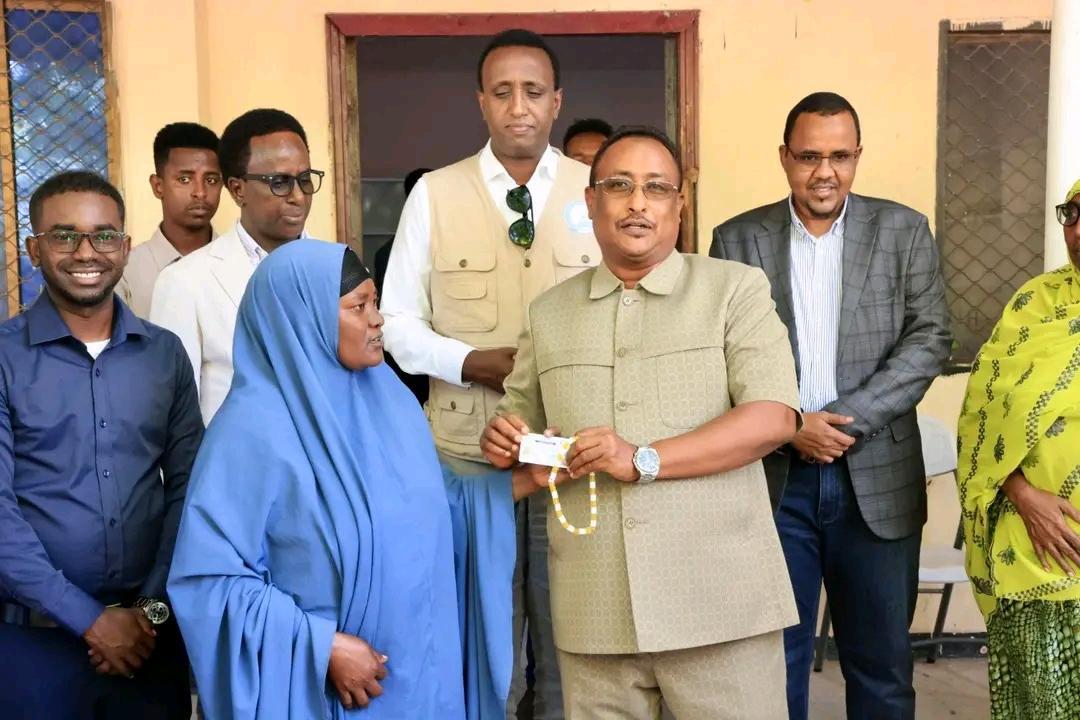 موُنغاب يشارك في تدشين عملية توزيع بطاقات الناخبين في بونطيري موُنغاب يشارك في تدشين عملية توزيع بطاقات الناخبين في بونطيري