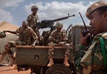 الجيش الصومالي يحرر 30 رهينة ويقتل 3 مسلحين من “حركة الشباب” الجيش الصومالي يحرر 30 رهينة ويقتل 3 مسلحين من "حركة الشباب"