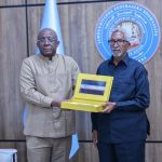 رئيس مجلس الشيوخ يتسلم هدية من لجنة متحف السلام في عرتا رئيس مجلس الشيوخ يتسلم هدية من لجنة متحف السلام في عرتا