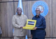 رئيس مجلس الشيوخ يتسلم هدية من لجنة متحف السلام في عرتا رئيس مجلس الشيوخ يتسلم هدية من لجنة متحف السلام في عرتا