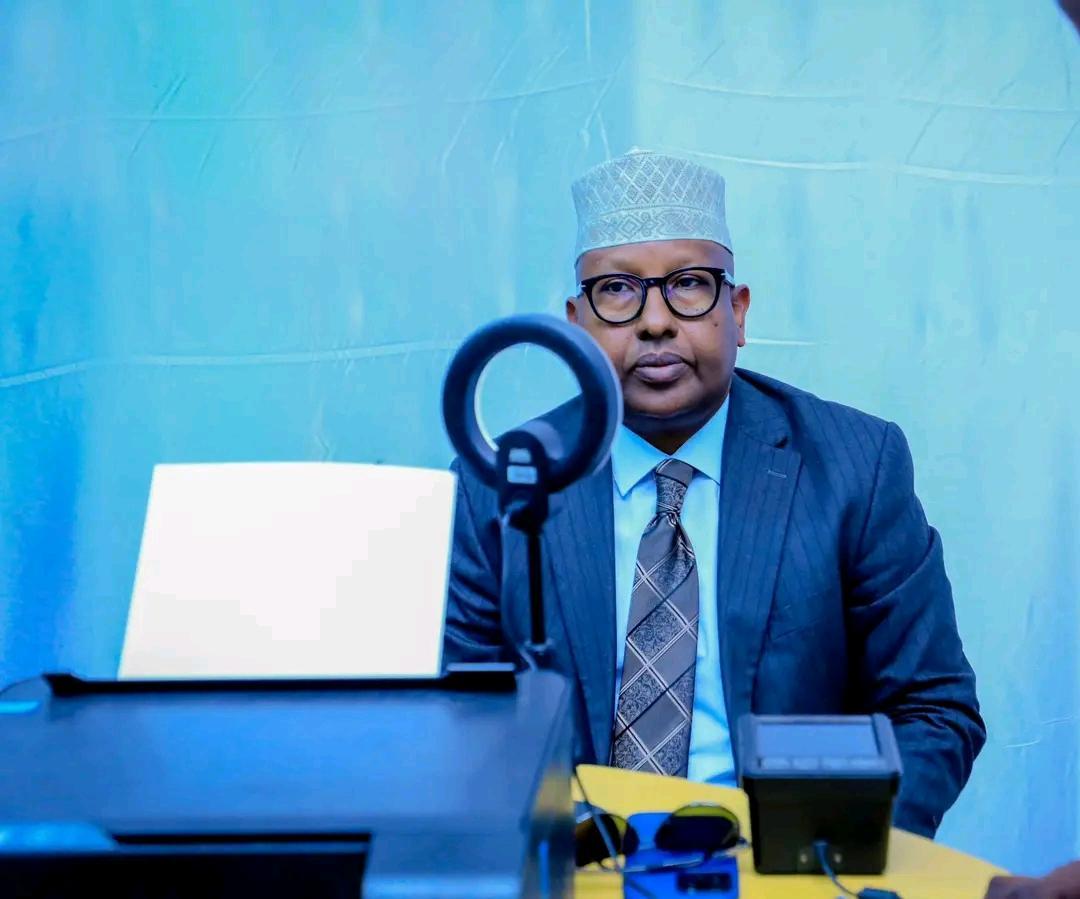 وزير الدفاع يسجل نفسه ويشجع المواطنين على المشاركة في الانتخابات وزير الدفاع يسجل نفسه ويشجع المواطنين على المشاركة في الانتخابات