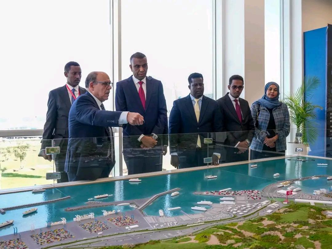 رئيس الوزراء يزور ميناء طنجة المتوسطي بالمملكة المغربية