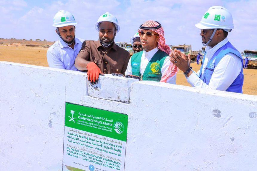 حفل تدشين ووضع حجر الأساس لمشروع إنشاء 200 وحدة سكنية حفل تدشين ووضع حجر الأساس لمشروع إنشاء 200 وحدة سكنية