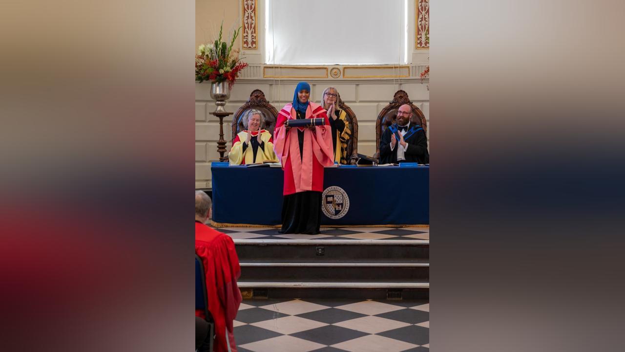 الناشطة الصومالية درجة الدكتوراه الفخرية من جامعة ترينيتي دبلن الناشطة الصومالية درجة الدكتوراه الفخرية من جامعة ترينيتي دبلن