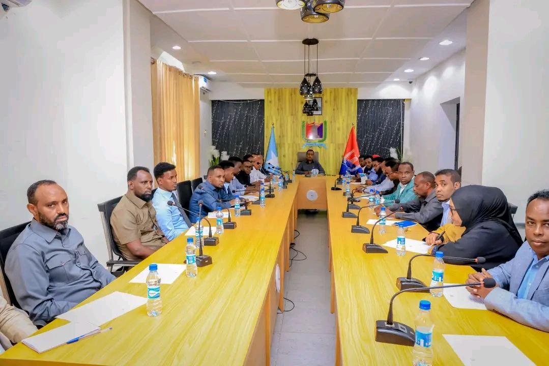 مونغاب يرأس الاجتماع الأسبوعي لإدارة إقليم بنادر مونغاب يرأس الاجتماع الأسبوعي لإدارة إقليم بنادر