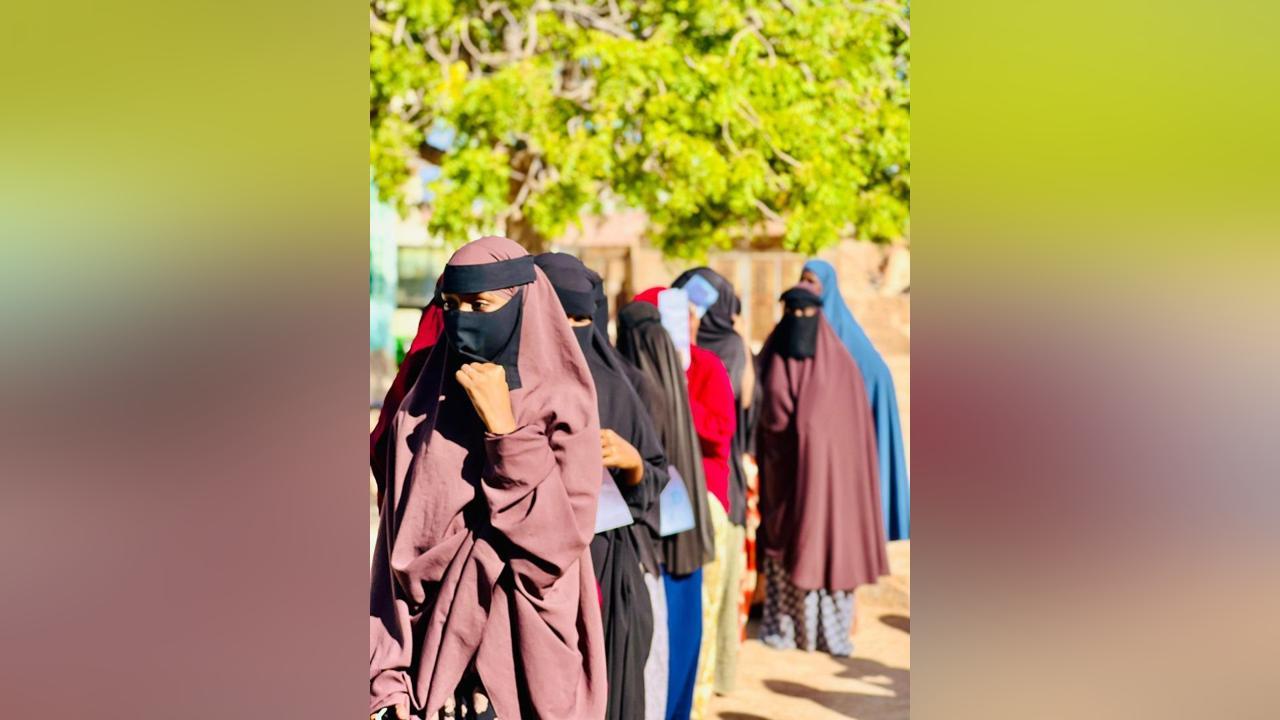 رئيس حي هدن يدعو الأهالي إلى استلام بطاقات الناخبين رئيس حي هدن يدعو الأهالي إلى استلام بطاقات الناخبين