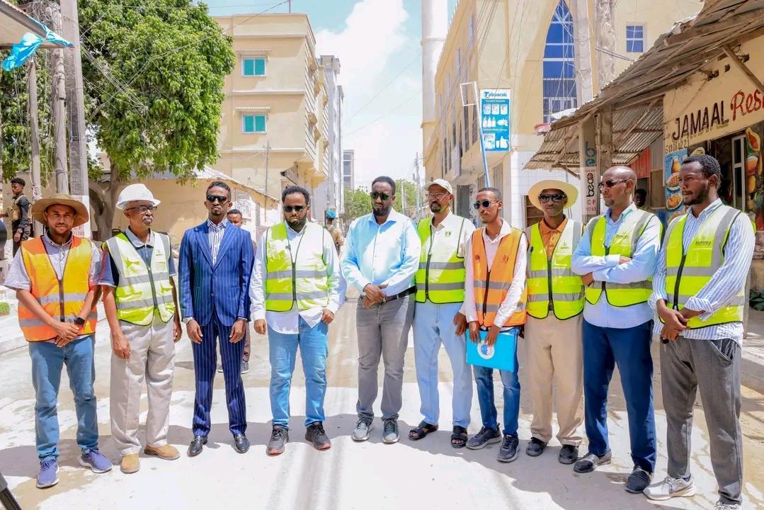 نائب رئيس إقليم بنادر يتفقد مشروع طريق نصيب-بوندو في مقديشو