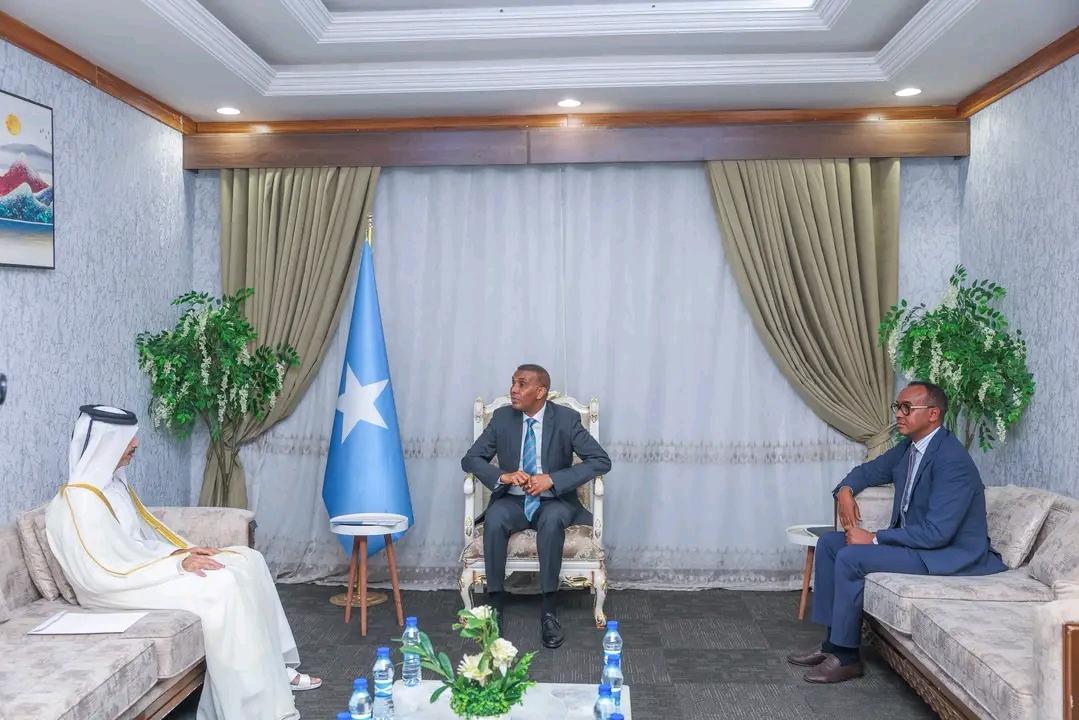 رئيس الوزراء الصومالي يلتقي السفير القطري رئيس الوزراء الصومالي يلتقي السفير القطري