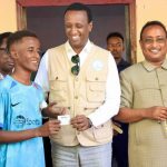 إقبال واسع على استلام بطاقات أول انتخابات محلية منذ 57 عامًا إقبال واسع على استلام بطاقات أول انتخابات محلية منذ 57 عامًا