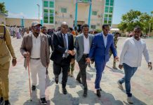 أعضاء الحكومة يتفقدون توزيع بطاقات التصويت استعدادًا للانتخابات أعضاء الحكومة يتفقدون توزيع بطاقات التصويت استعدادًا للانتخابات