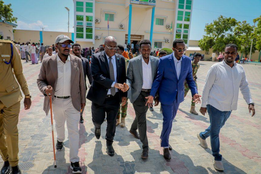 أعضاء الحكومة يتفقدون توزيع بطاقات التصويت استعدادًا للانتخابات أعضاء الحكومة يتفقدون توزيع بطاقات التصويت استعدادًا للانتخابات