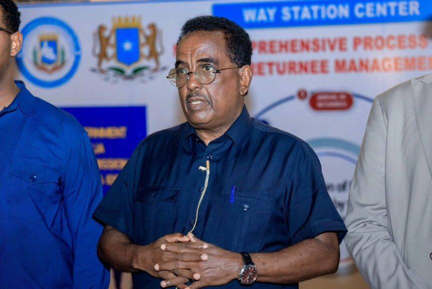 وزير الداخلية يجتمع مع 148 مواطنا تم إعادتهم إلى أرض الوطن وزير الداخلية يجتمع مع 148 مواطنا تم إعادتهم إلى أرض الوطن