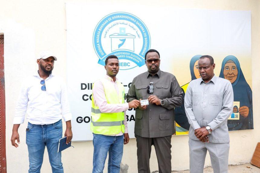 نائب رئيس الوزراء يتسلم البطاقة الانتخابية نائب رئيس الوزراء يتسلم البطاقة الانتخابية