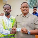 محافظ بنادر يتسلم البطاقة الانتخابية محافظ بنادر يتسلم البطاقة الانتخابية