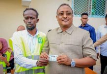 محافظ بنادر يتسلم البطاقة الانتخابية محافظ بنادر يتسلم البطاقة الانتخابية