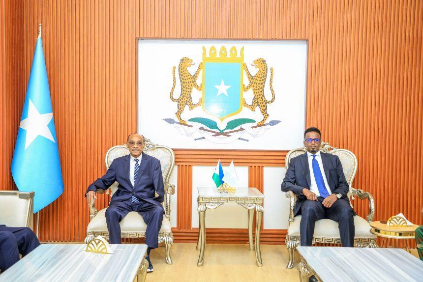وصول وزير دفاع جيبوتي إلى مقديشو للمشاركة في اجتماع إقليمي للأمن وصول وزير دفاع جيبوتي إلى مقديشو للمشاركة في اجتماع إقليمي للأمن