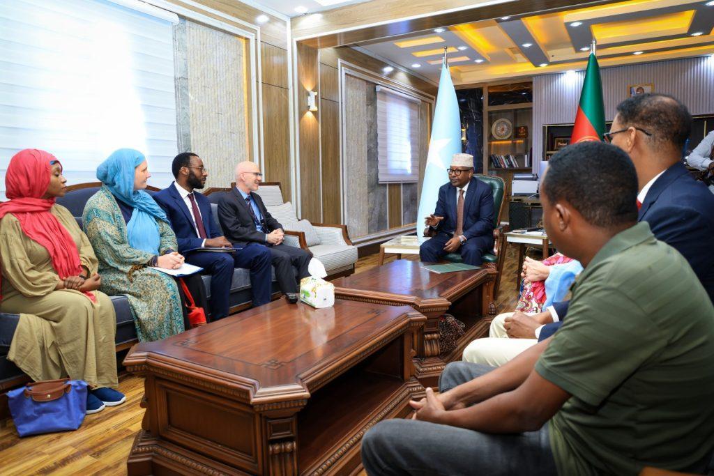 وزير الدفاع يبحث مع ممثل الأمم المتحدة تعزيز التعاون الأمني وزير الدفاع يبحث مع ممثل الأمم المتحدة تعزيز التعاون الأمني