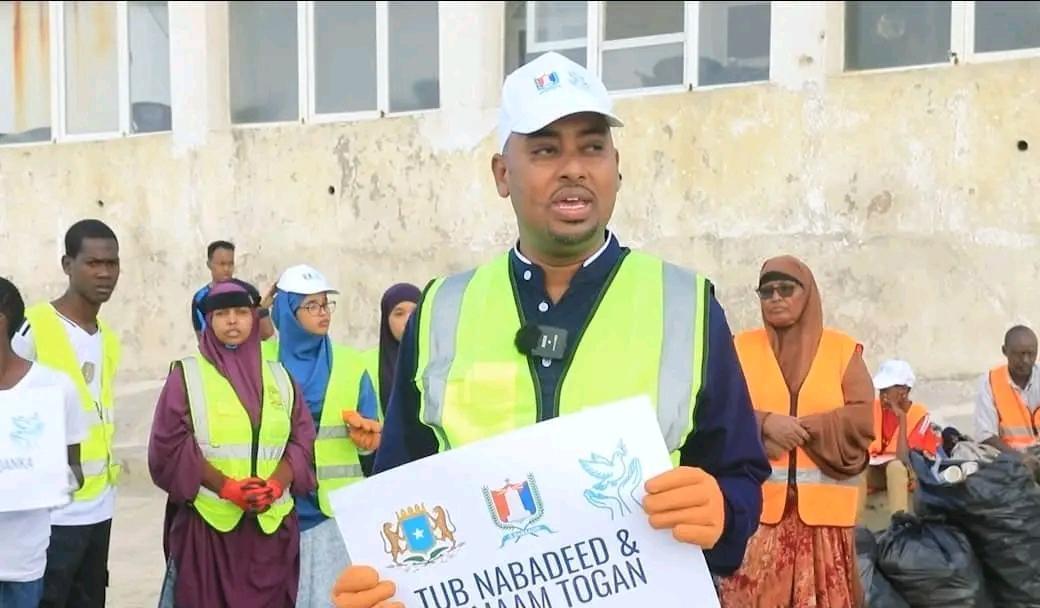 نائب محافظ إقليم بنادر للشؤون الاجتماعية يتفقد حملة تنظيف شاطئ ليدو نائب محافظ إقليم بنادر للشؤون الاجتماعية يتفقد حملة تنظيف شاطئ ليدو