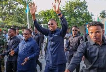 رئيس الوزراء يشارك في تظاهرة جماهيرية دعمًا لانتخابات في البلاد رئيس الوزراء يشارك في تظاهرة جماهيرية دعمًا لانتخابات في البلاد