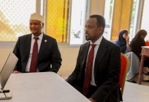 مع اقتراب موعد الاقتراع.. مسؤولون حكوميون يتسلمون بطاقاتهم الانتخابية مع اقتراب موعد الاقتراع.. مسؤولون حكوميون يتسلمون بطاقاتهم الانتخابية