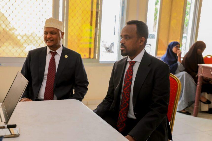 مع اقتراب موعد الاقتراع.. مسؤولون حكوميون يتسلمون بطاقاتهم الانتخابية مع اقتراب موعد الاقتراع.. مسؤولون حكوميون يتسلمون بطاقاتهم الانتخابية