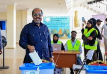 شيخ محمود يدلي بصوته في الانتخابات المحلية لمجلس إدارة إقليم بنادر شيخ محمود يدلي بصوته في الانتخابات المحلية لمجلس إدارة إقليم بنادر