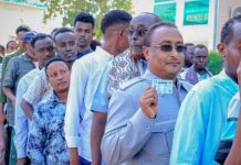 محافظ إقليم بنادر يدلي بصوته في انتخابات المجالس المحلية محافظ إقليم بنادر يدلي بصوته في انتخابات المجالس المحلية