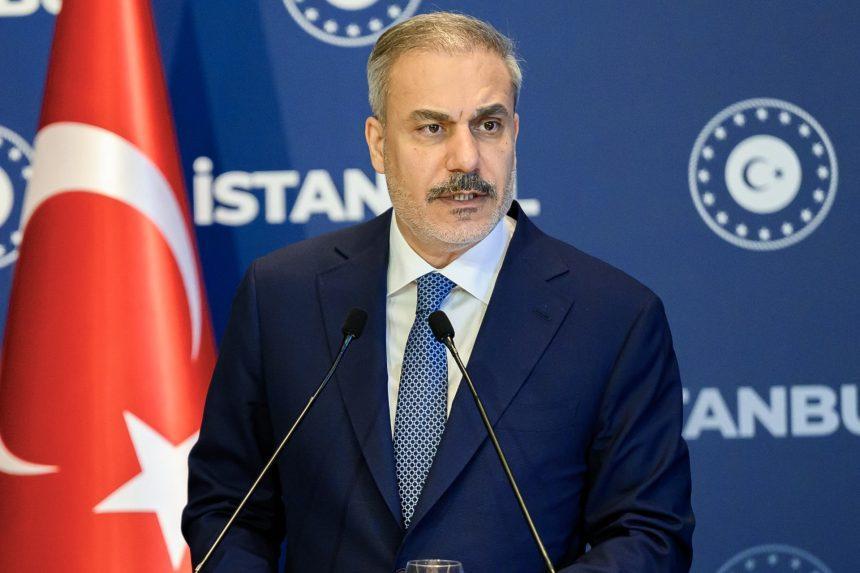 وزير الخارجية التركي يجري محادثات هاتفية حول الوضع في الصومال وزير الخارجية التركي يجري محادثات هاتفية حول الوضع في الصومال