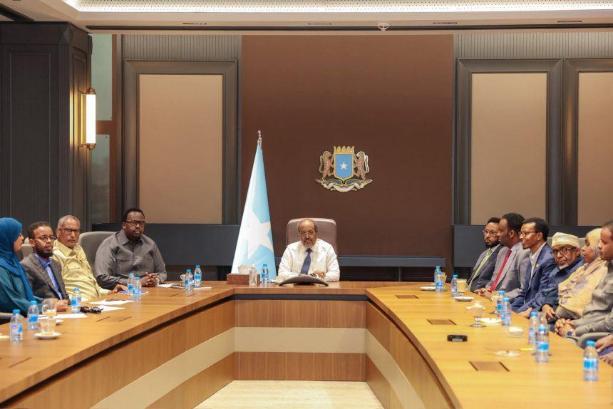 رئيس الجمهورية يعقد اجتماعا مع مسؤولين منحدرين من الأقاليم الشمالية رئيس الجمهورية يعقد اجتماعا مع مسؤولين منحدرين من الأقاليم الشمالية