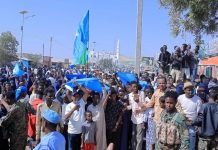 آلاف الصوماليين يتظاهرون احتجاجا على اعتراف إسرائيل بـ”أرض الصومال” آلاف الصوماليين يتظاهرون احتجاجا على اعتراف إسرائيل بـ"أرض الصومال"