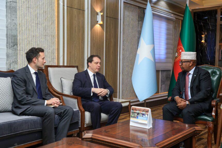 وزير الدفاع يستقبل القائم بأعمال السفير البريطاني وزير الدفاع يستقبل القائم بأعمال السفير البريطاني