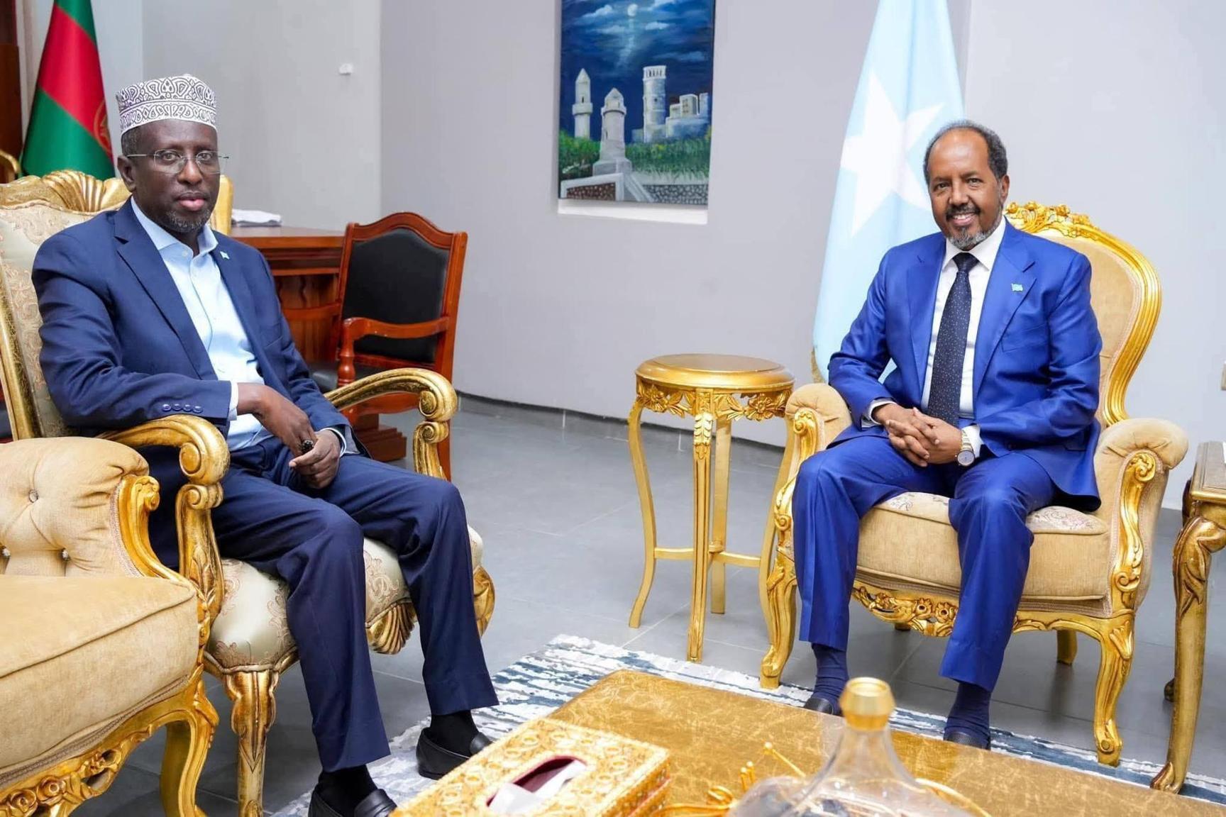 بيان صحفي: الرئيس الصومالي يزور الرئيس السابق شريف شيخ أحمد بيان صحفي: الرئيس الصومالي يزور الرئيس السابق شريف شيخ أحمد