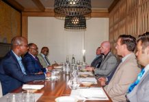 رئيس بونتلاند يجتمع مع قادة أمريكيين وبريطانيين لبحث الحملة على داعش رئيس بونتلاند يجتمع مع قادة أمريكيين وبريطانيين لبحث الحملة على داعش