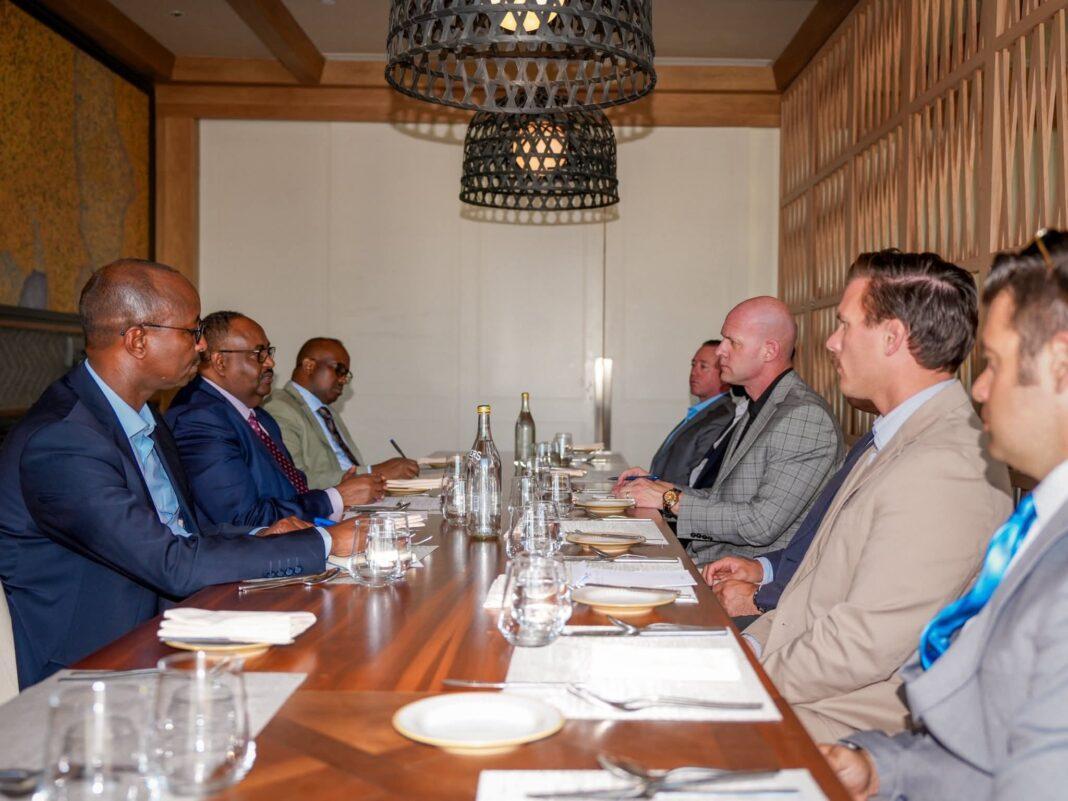 رئيس بونتلاند يجتمع مع قادة أمريكيين وبريطانيين لبحث الحملة على داعش رئيس بونتلاند يجتمع مع قادة أمريكيين وبريطانيين لبحث الحملة على داعش