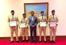 وزير الأمن يلتقي الضباط المتخرجين من أكاديمية الشرطة القطرية وزير الأمن يلتقي الضباط المتخرجين من أكاديمية الشرطة القطرية