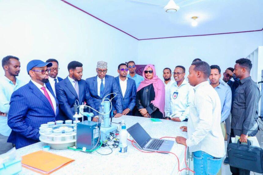 وزير الطاقة يتفقد المرافق العامة التي استفادت من مجانية الكهرباء وزير الطاقة يتفقد المرافق العامة التي استفادت من مجانية الكهرباء