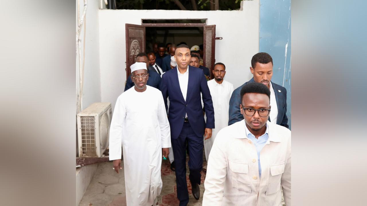 رئيس الوزراء يزور الرئيس السابق شيخ أحمد قبيل انطلاق الحوار السياسي رئيس الوزراء يزور الرئيس السابق شيخ أحمد قبيل انطلاق الحوار السياسي