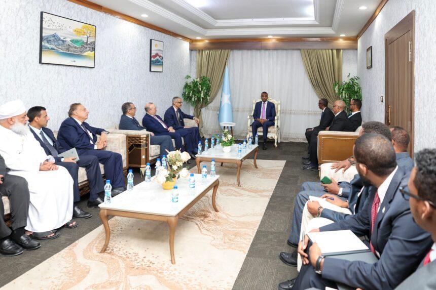 رئيس الوزراء يستقبل وفدا من جامعة الدول العربية رئيس الوزراء يستقبل وفدا من جامعة الدول العربية
