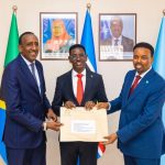 وزير الأمن الداخلي يستلم قرار إصدار جواز سفر مجموعة شرق إفريقيا وزير الأمن الداخلي يستلم قرار إصدار جواز سفر مجموعة شرق إفريقيا