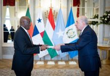 سفير الجمهورية يقدم أوراق اعتماده إلى رئيس هنغاريا سفير الجمهورية يقدم أوراق اعتماده إلى رئيس هنغاريا