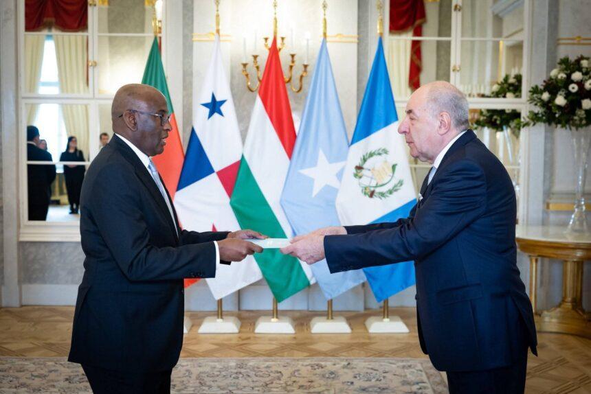 سفير الجمهورية يقدم أوراق اعتماده إلى رئيس هنغاريا سفير الجمهورية يقدم أوراق اعتماده إلى رئيس هنغاريا