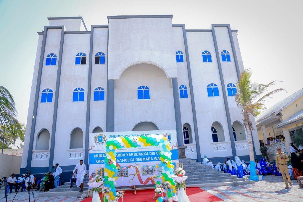 محافظ بنادر يفتتح المقر الجديد لإدارة مديرية ودجر بعد إعادة تأهيله محافظ بنادر يفتتح المقر الجديد لإدارة مديرية ودجر بعد إعادة تأهيله