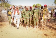 قائد الجيش يتفقد قوات الكوماندوز في منطقة “جبد غودوني” قائد الجيش يتفقد قوات الكوماندوز في منطقة “جبد غودوني”